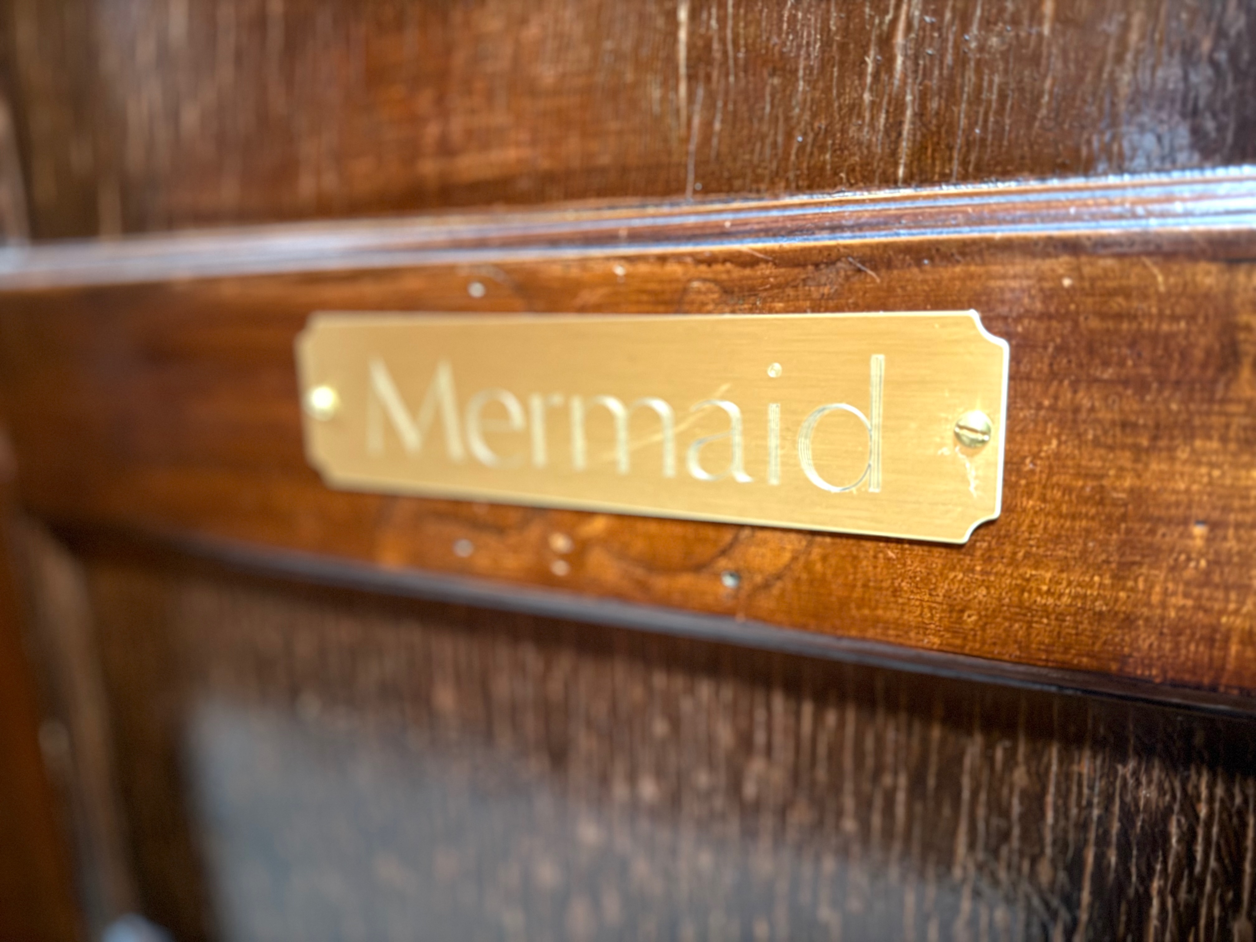 Gold door sign that says Mermaid